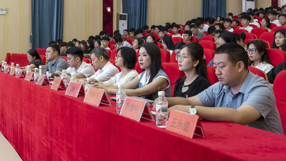 老师学生认真学习中