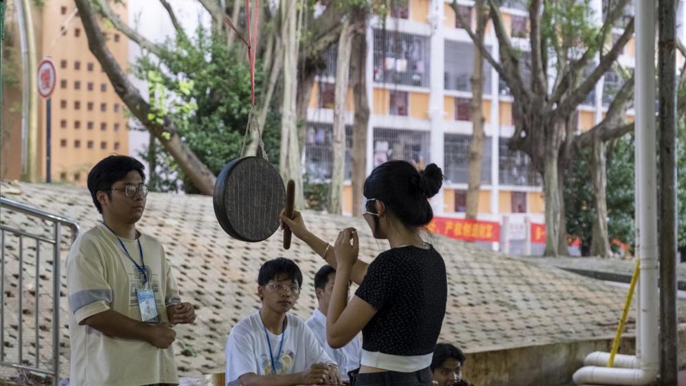 学生参加活动（陈劲 摄)