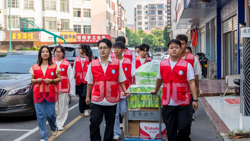 志愿者们前往丽金社区